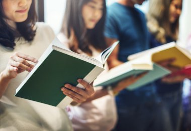 Öğrenciler kitap okuyor 