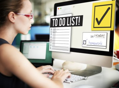 işkadını üstünde bilgisayar listesi ile çalışma