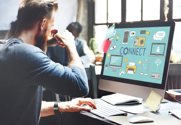 Homem trabalhando com computador — Fotografia de Stock