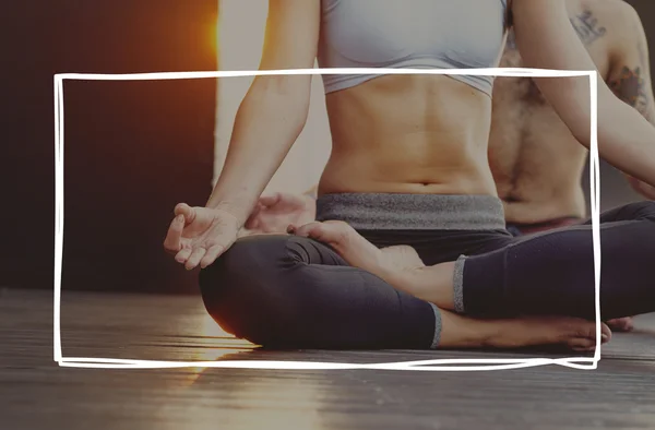 Par som utövar yoga — Stockfoto