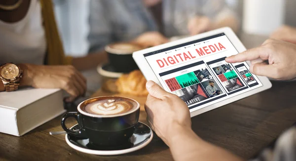 Man met tabletcomputer — Stockfoto