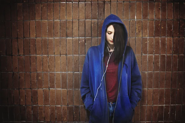 Mujer escuchando música en auriculares —  Fotos de Stock