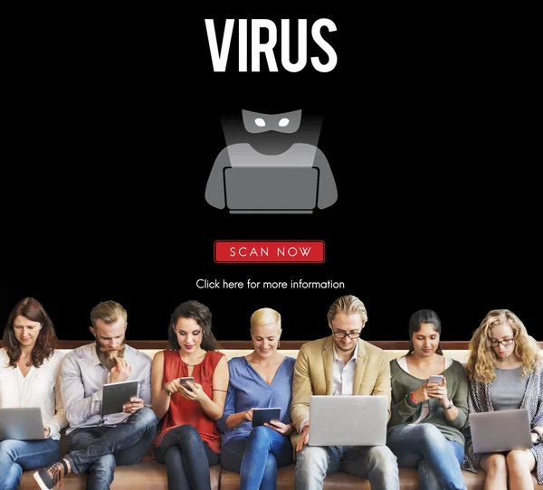 Les gens s'assoient avec des appareils et virus — Photo