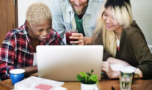 Giovani che utilizzano il computer portatile — Foto Stock