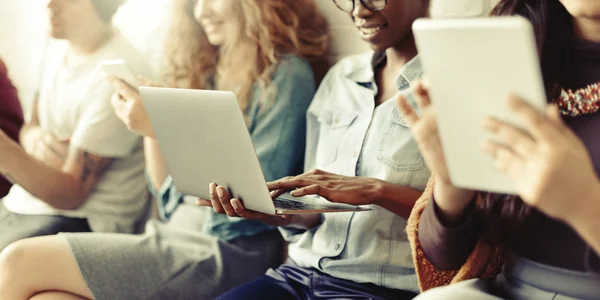 Mensen met digitale gadgets — Stockfoto