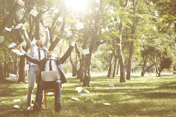 Gente de negocios posando en la naturaleza —  Fotos de Stock