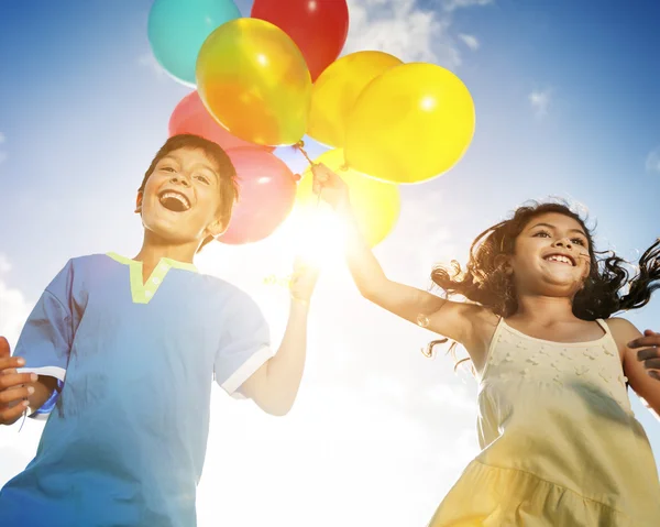 Barn leker med färgglada ballonger — Stockfoto