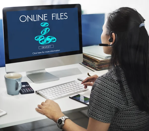 Femme d'affaires travaillant sur ordinateur avec des fichiers en ligne — Photo