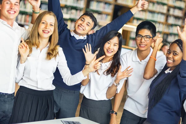 Diversité et étudiants heureux ensemble — Photo