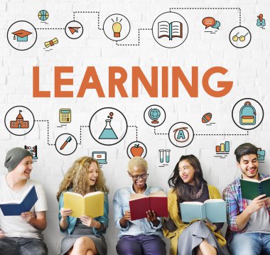 bir grup insan kitap okuma