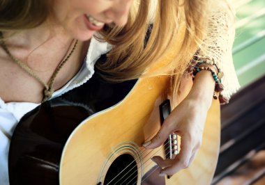 gitar ile kız portresi