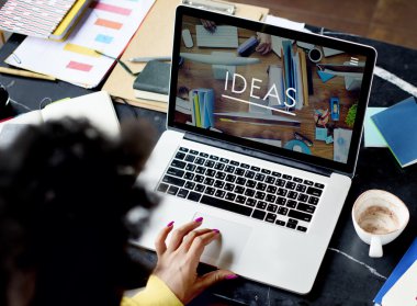 Laptop klavyesinde yazan kişi 