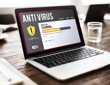 Tablo kavramı üstünde laptop  