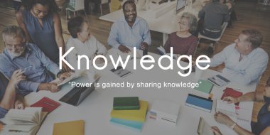 Yetişkin öğrencilerde kitap tartışıyor