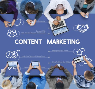 Farklı aygıtlar kullanan çok ırklı kişiler