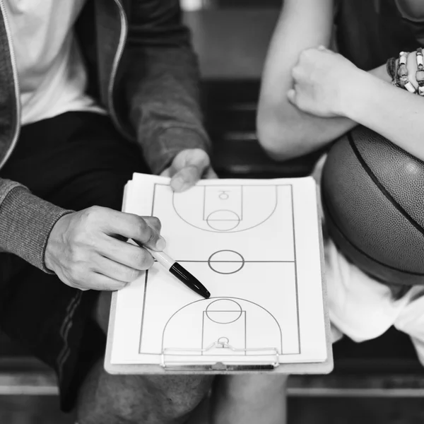 Baskettränare och pojke — Stockfoto