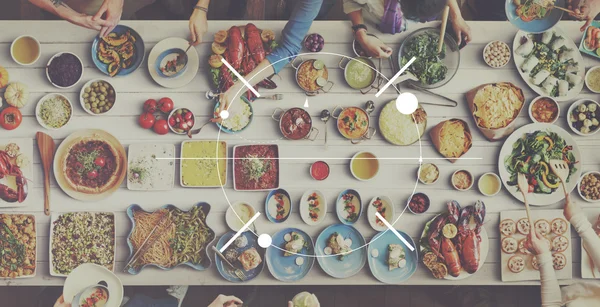 Tabela com comida e foco Conceito — Fotografia de Stock