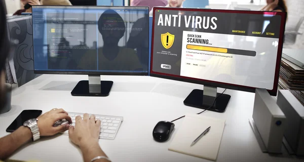 Бізнесмен, що працює на комп'ютері з антивірусом — стокове фото