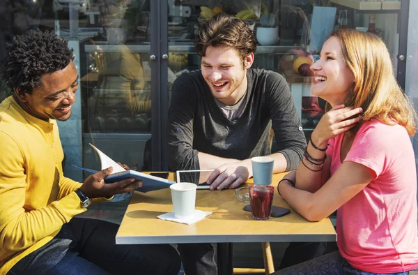 Amigos sentados en la cafetería — Foto de Stock