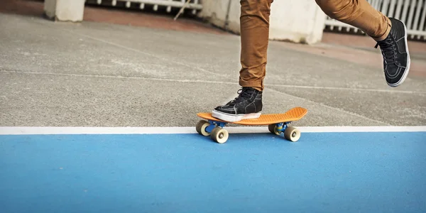 Skateboarder equitazione in strada — Foto Stock