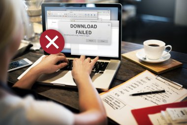 Kafede dizüstü bilgisayar ile çalışan kadın