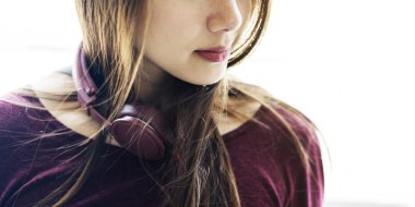 kulaklıklar ile güzel bir kadın