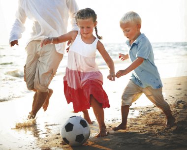 Baba ve çocukları futbol oynarken 