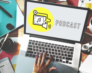 Dizüstü bilgisayarla çalışan kadın