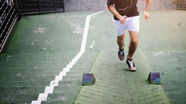 Sokakta çalışan sporcu