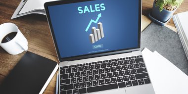 dizüstü bilgisayar ve kahve açık