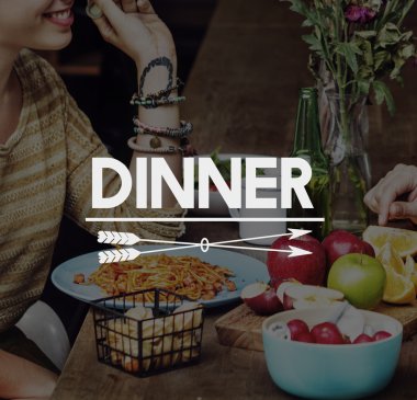 gülümseyen kadın cafede yemek