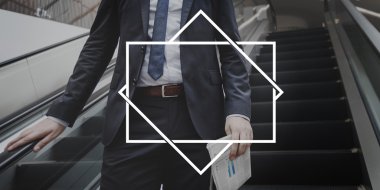  Arka planda yürüyen merdiven üzerinde işadamı