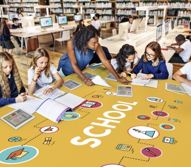 öğretmen okulda öğrenciler ile