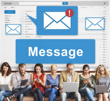 aygıtlar ve mesaj ile insanlar oturup