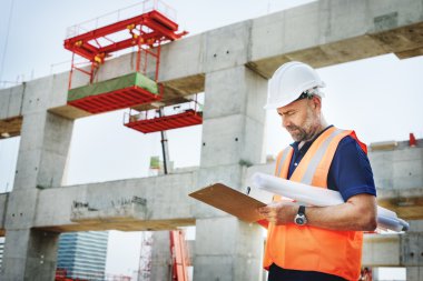 İnşaat işçisi kask içinde