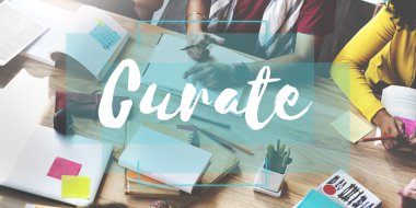 Üniversite öğrencileri birlikte beyin fırtınası