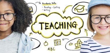 Gülümseyen iki sevimli kız