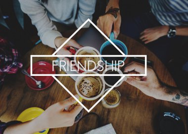 Arkadaşlar kahve içiyor.  