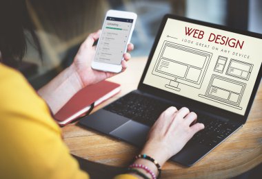 Ofiste laptop kullanan bir kadın