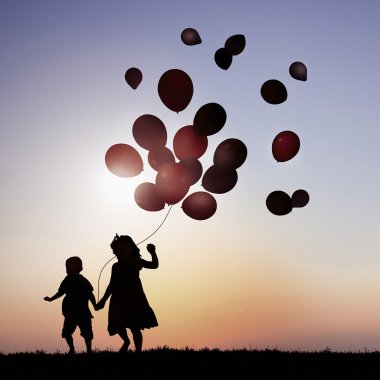 Çocuklar balonlarla oynuyor 