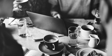 Arkadaşlar kahve içiyor.