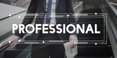  Arka planda yürüyen merdiven üzerinde işadamı