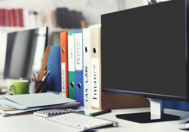 Bilgisayar ofis masasında.