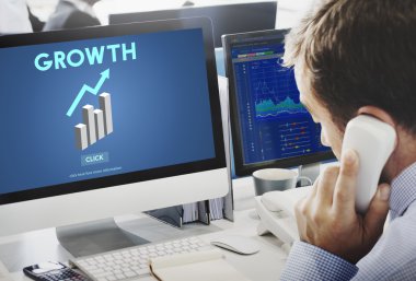 işadamı üstünde bilgisayar büyüme ile çalışma