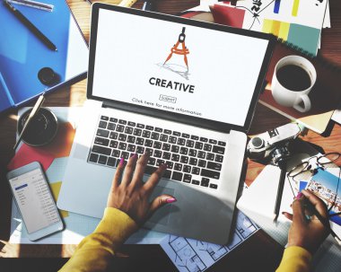 Dizüstü bilgisayarla çalışan kadın