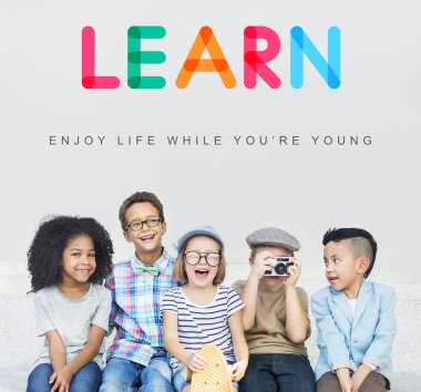 Çocuklar gülüyor ve eğlenin