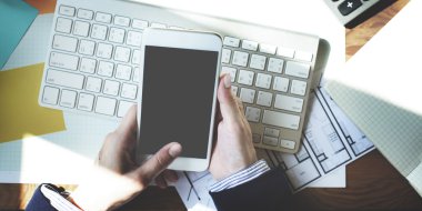 cep telefonu tutan eller 