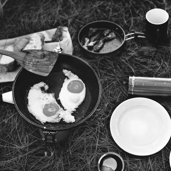 Cooking breakfast outdoors — Stock Photo, Image