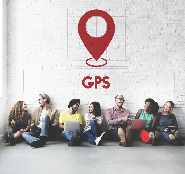 Diversidade amigos perto da parede com GPS — Fotografia de Stock