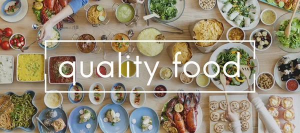Mesa con alimentos y concepto de alimentos de calidad — Foto de Stock